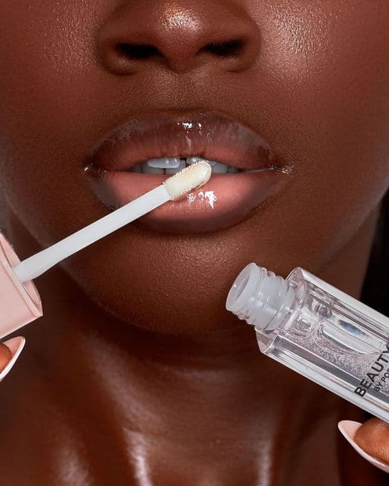 Aplicação de gloss labial