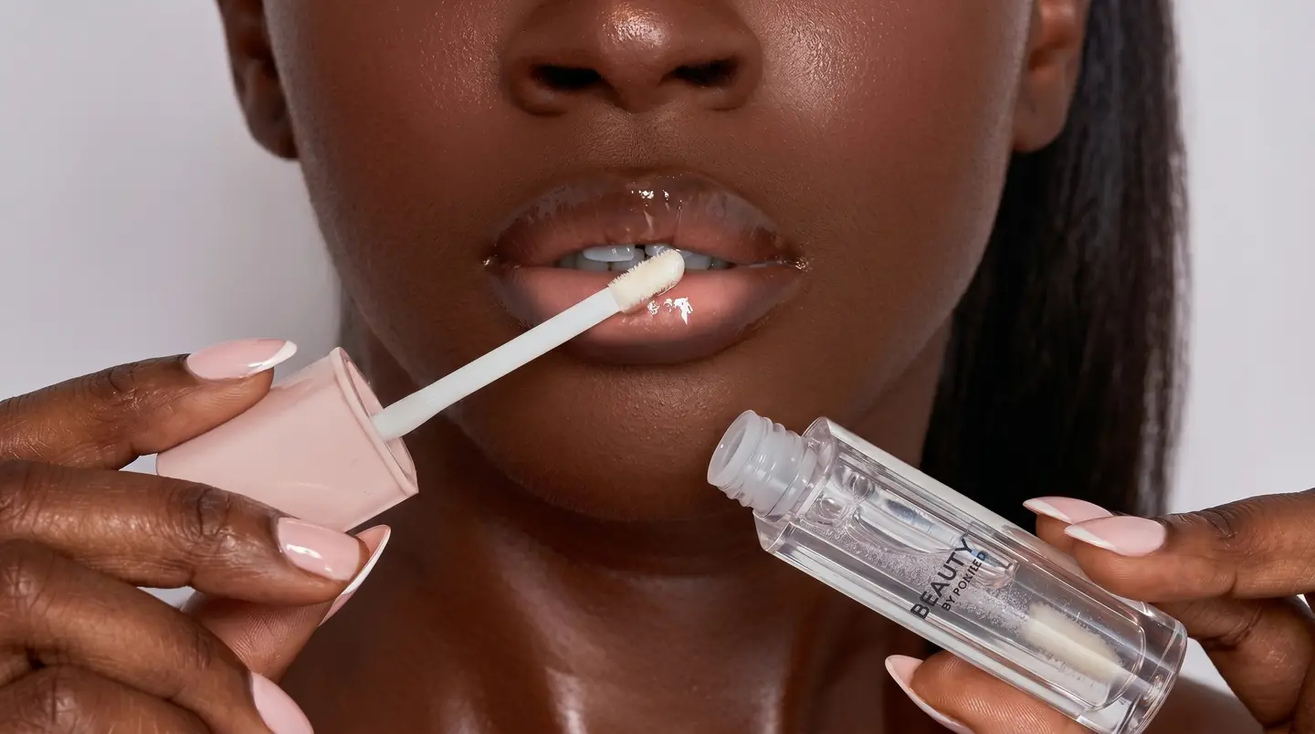 Aplicação de gloss labial com acabamento brilhante