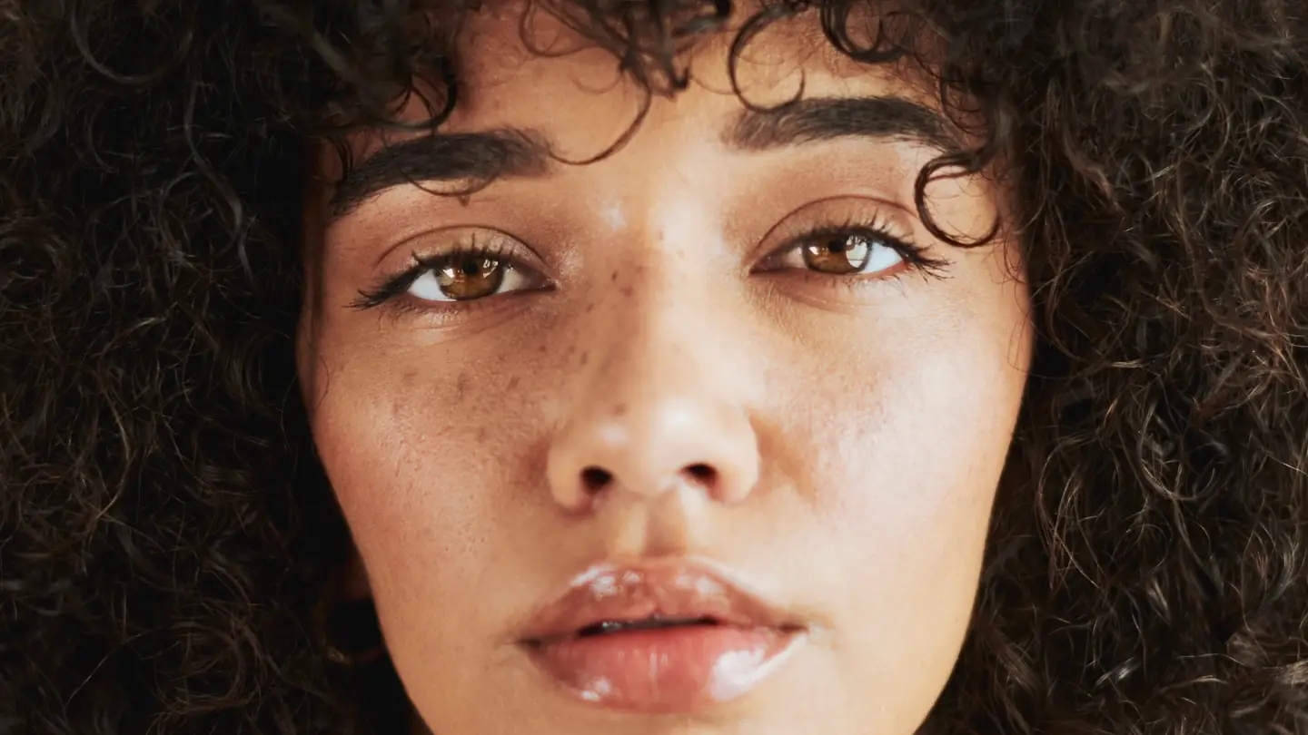 Rosto natural com pele luminosa em close-up